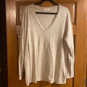 Men’s Old Navy lightweight V-Neck!